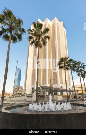 Brunnen vor dem Dayabumi-Komplex-Wolkenkratzer in Kuala Lumpur, mit Merdeka 118-Gebäude im Hintergrund Stockfoto