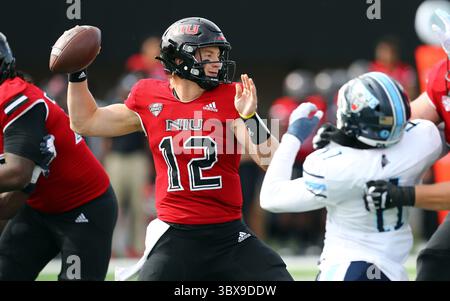25. September 2021, DeKalb, Illinois, USA: Northern Illinois Quarterback ROCKY LOMBARDI (12) wirft im zweiten Quartal eines Spiels der NCAA Division gegen Maine in DeKalb, Illinois, aus der Tasche. NIU gewann mit 41:14. (Bild: © H. Rick Bamman/ZUMA Press Wire) Stockfoto