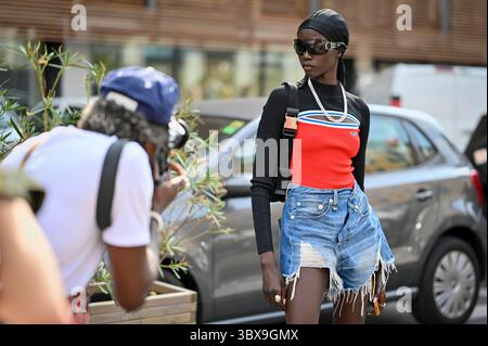 23. September 2021, Mailand, Moncalieri, Italien: Street-Style in Mailand während der Fashion Week Woman's Spring Summer 2022. (Kreditbild: © Riccardo Giordano/ZUMA Wire) Stockfoto