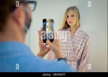 23. September 2021, Mailand, Moncalieri, Italien: Backstage der GENNY Fashion Show bei der Milan Fashion Week Woman's Spring Summer 2022. (Kreditbild: © Riccardo Giordano/ZUMA Wire) Stockfoto