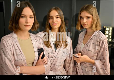 23. September 2021, Mailand, Moncalieri, Italien: Backstage der GENNY Fashion Show bei der Milan Fashion Week Woman's Spring Summer 2022. (Kreditbild: © Riccardo Giordano/ZUMA Wire) Stockfoto