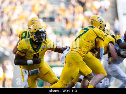 25. September 2021: Baylor Bears Quarterback Gerry Bohanon (11) übergibt den Ball an Baylor Bears Running Back Abram Smith (7) während der 2. Hälfte des NCAA Football-Spiels zwischen den Iowa State Cyclones und Baylor Bears im McLane Stadium in Waco, Texas. Matthew Lynch/CSM(Credit Image: &Copy; Matthew Lynch/CSM via ZUMA Wire) Stockfoto