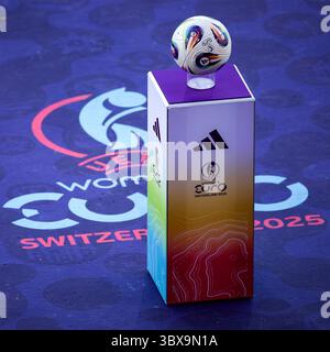 Zürich, Schweiz. Juli 2025. Zürich, Schweiz, 17. Juli 2025: Spielball vor dem Viertelfinale der UEFA Womens EURO 2025 zwischen Schweden und England im Stadion Letzigrund in Zürich, Schweiz. (Pedro Porru/SheKicks/SPP) Credit: SPP Sport Press Photo. /Alamy Live News Stockfoto