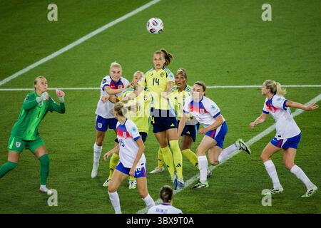 Zürich, Schweiz. Juli 2025. Zürich, Schweiz, 17. Juli 2025: Nathalie Bjorn (14 Schweden) im Viertelfinale der UEFA Womens EURO 2025 zwischen Schweden und England im Stadion Letzigrund in Zürich, Schweiz. (Pedro Porru/SheKicks/SPP) Credit: SPP Sport Press Photo. /Alamy Live News Stockfoto