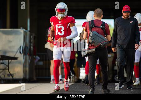 26. September 2021, Syracuse, New York, USA: Der Arizona Cardinals Wide Receiver CHRISTIAN KIRK (13) läuft aus dem Tunnel für Vorspielaufwärmungen auf dem TIAA Bank Field in Jacksonville, Florida. Die Arizona Cardinals besiegten 31 die Jacksonville Jaguars. (Bild: © Michael Johnson/ZUMA Press Wire) Stockfoto