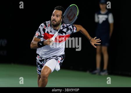 27. September 2021, San Diego, Kalifornien, USA: Der italienische Tennisspieler SALVATORE CARUSO rennt um den Ball vom US-amerikanischen Gegner Taylor Fritz beim San Diego Open Tennis-Turnier zurückzugeben. (Bild: © David Barak/ZUMA Press Wire) Stockfoto