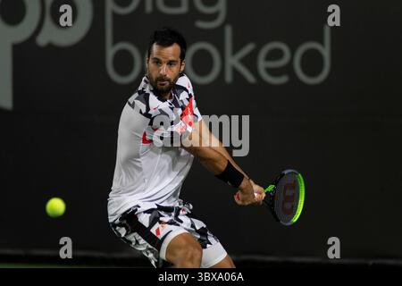 28. September 2021, San Diego, Kalifornien, USA: Der italienische Tennisspieler SALVATORE CARUSO kehrt den Ball zurück, der von seinem Gegner Taylor Fritz beim San Diego Open Tennis Turnier getroffen wurde. (Bild: © David Barak/ZUMA Press Wire) Stockfoto