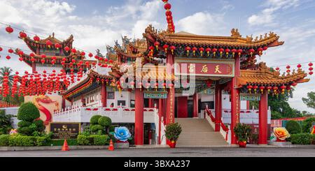 Kuala Lumpur, Malaysia - 19. Februar 2025: Thean Hou Tempel. Kunstvoller chinesischer Tempel mit traditioneller Architektur, geschmückt mit zahlreichen roten Laternen unter einem bewölkten Himmel, die das kulturelle Erbe widerspiegeln Stockfoto