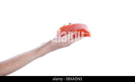 Frauen halten ein rohes Lachsfilet in den Händen isoliert auf weißem Hintergrund. Stockfoto