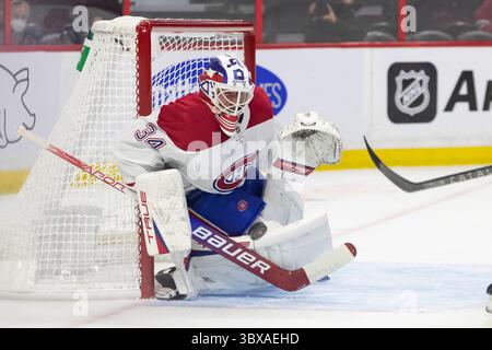 1. Oktober 2021: Jake Allen (34), Torhüter der Montreal Canadiens, der im kanadischen Tire Centre in Ottawa, Kanada, zwischen den Montreal Canadiens und den Ottawa Senators einen Sprung einlegt. Daniel Lea/CSM(Kreditbild: &Copy; Daniel Lea/CSM via ZUMA Wire) Stockfoto