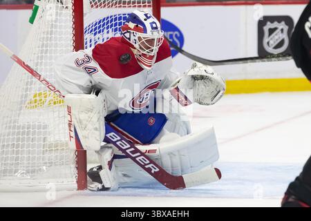 1. Oktober 2021: Jake Allen (34), Torhüter der Montreal Canadiens, der im kanadischen Tire Centre in Ottawa, Kanada, zwischen den Montreal Canadiens und den Ottawa Senators einen Sprung einlegt. Daniel Lea/CSM(Kreditbild: &Copy; Daniel Lea/CSM via ZUMA Wire) Stockfoto