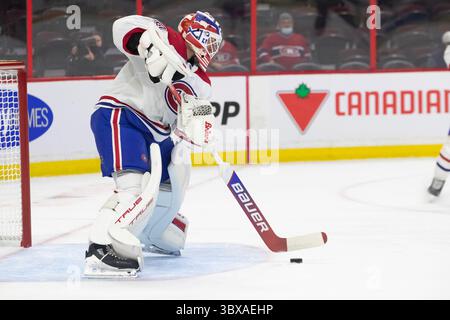 1. Oktober 2021: Jake Allen (34), Torhüter der Montreal Canadiens, löst den Puck während des NHL-Vorsaisonspiels zwischen den Montreal Canadiens und den Ottawa Senators im Canadian Tire Centre in Ottawa aus. Daniel Lea/CSM(Kreditbild: &Copy; Daniel Lea/CSM via ZUMA Wire) Stockfoto