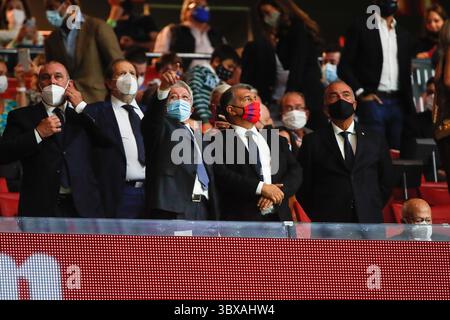2. Oktober 2021, Madrid, Spanien: Joan Laporta vom FC Barcelona mit Enrique Cerezo von Atletico de Madrid während des La Liga-Spiels zwischen Atletico de Madrid und FC Barcelona im Wanda Metropolitano Stadion in Madrid, Spanien. (Kreditbild: © Indira/DAX via ZUMA Press Wire) Stockfoto