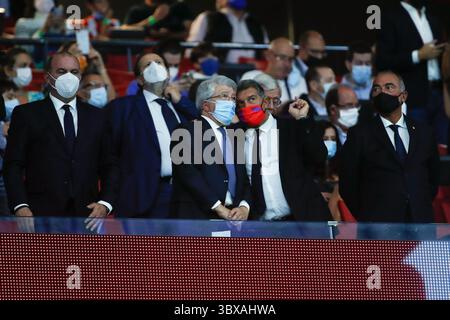 2. Oktober 2021, Madrid, Spanien: Joan Laporta vom FC Barcelona mit Enrique Cerezo von Atletico de Madrid während des La Liga-Spiels zwischen Atletico de Madrid und FC Barcelona im Wanda Metropolitano Stadion in Madrid, Spanien. (Kreditbild: © Indira/DAX via ZUMA Press Wire) Stockfoto