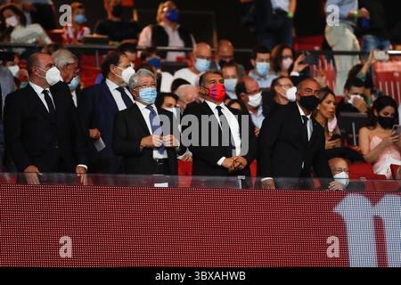 2. Oktober 2021, Madrid, Spanien: Joan Laporta vom FC Barcelona mit Enrique Cerezo von Atletico de Madrid während des La Liga-Spiels zwischen Atletico de Madrid und FC Barcelona im Wanda Metropolitano Stadion in Madrid, Spanien. (Kreditbild: © Indira/DAX via ZUMA Press Wire) Stockfoto