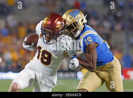 Am 2. Oktober 2021 spielt Ricky Pearsall #19 der Arizona State Sun Devils den Ball, als der Defensivverteidiger Alex Johnson #19 der UCLA Bruins im NCAA-Football-Spiel zwischen den UCLA Bruins und den Arizona State Sun Devils im Rose Bowl in Pasadena, Kalifornien. Obligatorischer Fotoausweis : Charles Baus/CSM(Kreditausweis: &Copy; Charles Baus/CSM via ZUMA Wire) Stockfoto