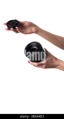 Kameraobjektiv isoliert. Hand hält das Kameraobjektiv in den Händen isoliert auf weißem Hintergrund. Stockfoto