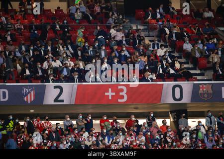 2. Oktober 2021, Madrid, Spanien: Joan Laporta mit enrique Cerezo beim Spiel der La Liga zwischen Atletico de Madrid und FC Barcelona im Wanda Metropolitano Stadion in Madrid. (Kreditbild: © Indira/DAX via ZUMA Press Wire) Stockfoto