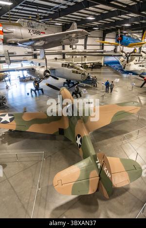21. Januar 2020, Tucson, Arizona, Vereinigte Staaten: Ein Curtiss P-40E Warhawk United States Army Air Forces Mehrzweckkämpfer im Zweiten Weltkrieg Pima Air & Space Museum, Tucson, Arizona. Ebenfalls gezeigt sind T-6 Texan und BT-14 Yale Trainer und ein B-25 Mitchell Bomber. (Kreditbild: © Jon G. Fuller/VW Pics via ZUMA Press Wire) Stockfoto