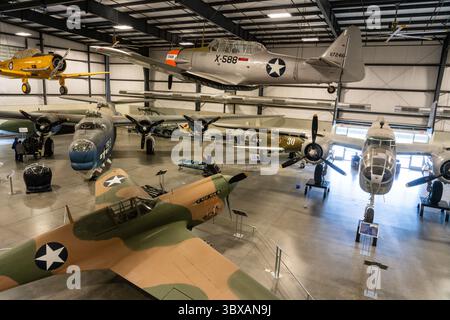 21. Januar 2020, Tucson, Arizona, Vereinigte Staaten: Militäranlage des Zweiten Weltkriegs im Pima Air & Space Museum, Tucson, Arizona. Im Vordergrund befindet sich ein P-40 Warhawk mit einem B-25 Mitchell Bomber rechts und einem PB4Y-2 Prvateer links. Oben befinden sich ein BT-14 Yale und ein T-6 Texan. (Kreditbild: © Jon G. Fuller/VW Pics via ZUMA Press Wire) Stockfoto