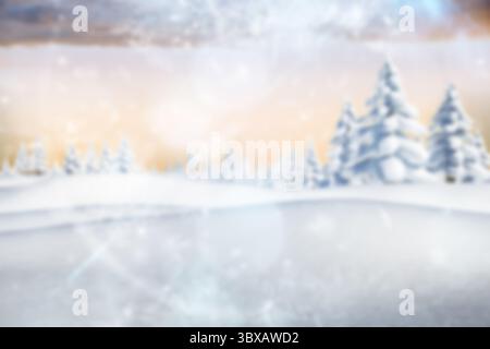 Die Winterszene mit flachem Design zeigt schneebedeckte Kiefern inmitten von Schneeflocken unter pastellfarbenem Himmel Stockfoto