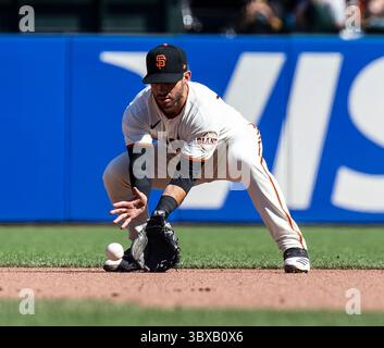 3. Oktober 2021 San Francisco CA, USA San Francisco zweiter Baseman Tommy La Stella (18) spielt während des MLB-Spiels zwischen den San Diego Padres und den San Francisco Giants. Giants gewann 11-4 und gewann die NL West Championship im Oracle Park San Francisco Kalifornien Thurman James/CSM(Credit Image: &Copy; Thurman James/CSM via ZUMA Wire) Stockfoto
