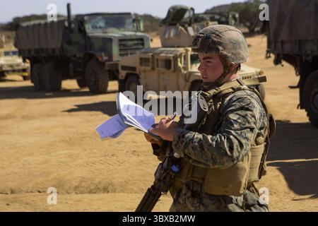 22. September 2021 – Camp Pendleton, Kalifornien, USA – US Marine Corps CPL David Atwood, ein Kraftfahrzeugbetreiber des 1st Transportation Battalion, 1st Marine Logistics Group, beschreitet seinen Zug während einer Trainingsübung in Camp Pendleton, Kalifornien, 22. September 2021. Die Marines nahmen an einer improvisierten Sprengkörperübung Teil, um Fähigkeiten zu erlernen, die nötig sind, um eine Sprengstoffentladung zu vermeiden und darauf zu reagieren (Credit Image: © Kristy Maldonado/U.S.) Marines/ZUMA Press Wire Service/ZUMAPRESS.com) Stockfoto