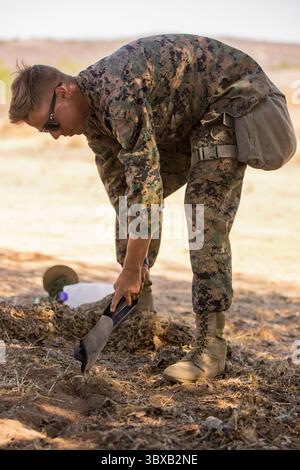 22. September 2021 – Camp Pendleton, Kalifornien, USA – U.S. Marine Corps Aaron Valdaarana, ein Kraftverkehrsunternehmen des 1st Transportation Battalion, 1st Marine Logistics Group, markiert eine primäre Route auf einem Geländemodell auf Camp Pendleton, Kalifornien, 22. September 2021. Die Marines nahmen an einer improvisierten Sprengstoffübung Teil, um Fähigkeiten zu erlernen, die nötig sind, um Sprengstoffbomben zu vermeiden und auf diese zu reagieren. (Kreditbild: © Kristy Maldonado/USA Marines/ZUMA Press Wire Service/ZUMAPRESS.com) Stockfoto