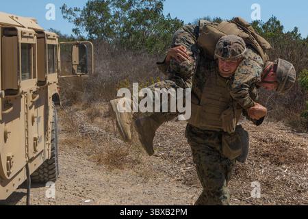 22. September 2021 – Camp Pendleton, Kalifornien, USA – US Marine Corps Lance CPL. Ethan Present, ein Kraftfahrzeugbetreiber des 1st Transportation Battalion, 1st Marine Logistics Group, führt während einer Trainingsübung in Camp Pendleton, Kalifornien, einen Unfall aus der Humvee 2021. Die Marines nahmen an einer improvisierten Sprengstoffübung Teil, um Fähigkeiten zu erlernen, die nötig sind, um Sprengstoffbomben zu vermeiden und auf diese zu reagieren. (Kreditbild: © Kristy Maldonado/USA Marines/ZUMA Press Wire Service/ZUMAPRESS.com) Stockfoto