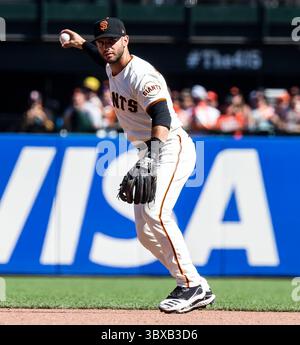 BILDUNTERSCHRIFT: 03. Oktober 2021 San Francisco CA, USA San Francisco der zweite Baseman Tommy La Stella (18) spielt während des MLB-Spiels zwischen den San Diego Padres und den San Francisco Giants. Giants gewann 11-4 und gewann die NL West Championship im Oracle Park San Francisco Kalifornien Thurman James/CSM(Credit Image: &Copy; Thurman James/CSM via ZUMA Wire) Stockfoto