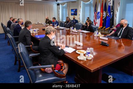 STYLELOCATIONU.S. Verteidigungsminister Lloyd J. Austin III., Mitte rechts, führt bilaterale Gespräche mit NATO-Generalsekretär Jens Stoltenberg im Pentagon am 4. Oktober 2021 in Arlington, Virginia. (Kreditbild: © Ssgt. Jack Sanders/DOD/Planet Pix über ZUMA Press Wire) Stockfoto