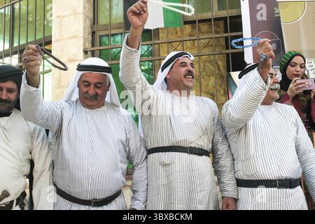 7. Oktober 2021, Nablus, Palästina: Palästinenser tanzen, gekleidet als Bauern während des palästinensischen Kulturerbes, der jedes Jahr als Wiederbelebung des palästinensischen Kulturerbes im Dorf Sebastia, westlich der Westjordanstadt Nablus gefeiert wird. (Foto: © Nasser Ishtayeh/SOPA Images via ZUMA Press Wire) Stockfoto
