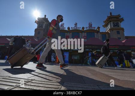 7. Oktober 2021, Peking, China: Viele Passagiere, die Gesichtsmasken trugen, um die Ausbreitung von covid-19 zu verhindern, werden als unterwegs mit Gepäck auf dem Platz vor dem Pekinger Bahnhof gesehen. Am letzten Tag des chinesischen Nationalfeiertags führte die Eisenbahn den Höhepunkt des Rückflugs von Fahrgästen, die Nationalbahn soll voraussichtlich 13,5 Millionen Passagiere und 1448 zusätzliche Personenzüge entsenden. (Kreditbild: © SheldonÂ Cooper/SOPA Bilder über ZUMA Press Wire) Stockfoto