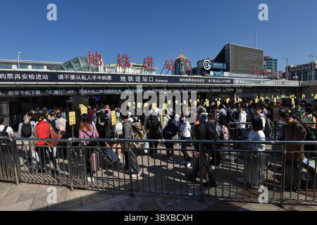 7. Oktober 2021, Peking, China: Viele Passagiere, die Gesichtsmasken trugen, um die Ausbreitung von covid-19 zu verhindern, werden als unterwegs mit Gepäck auf dem Platz vor dem Pekinger Bahnhof gesehen. Am letzten Tag des chinesischen Nationalfeiertags führte die Eisenbahn den Höhepunkt des Rückflugs von Fahrgästen, die Nationalbahn soll voraussichtlich 13,5 Millionen Passagiere und 1448 zusätzliche Personenzüge entsenden. (Kreditbild: © SheldonÂ Cooper/SOPA Bilder über ZUMA Press Wire) Stockfoto