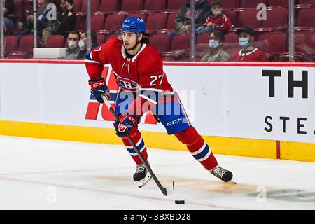 6. Oktober 2021: Der Verteidiger Alexander Romanov (27) der Montreal Canadiens denkt über seine Optionen beim Spiel der Ottawa Senators gegen das Montreal Canadiens im Bell Centre in Montreal, Québec, nach. David Kirouac/CSM(Credit Image: &Copy; David Kirouac/CSM via ZUMA Wire) Stockfoto
