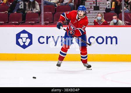 6. Oktober 2021: Der Verteidiger Alexander Romanov (27) der Montreal Canadiens übergibt den Puck während des Spiels der Ottawa Senators gegen das Montreal Canadiens im Bell Centre in Montreal, Québec. David Kirouac/CSM(Credit Image: &Copy; David Kirouac/CSM via ZUMA Wire) Stockfoto