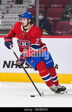 6. Oktober 2021: Der Verteidiger Alexander Romanov (27) der Montreal Canadiens übernimmt die Kontrolle über den Puck während des Ottawa Senators gegen das Montreal Canadiens Spiel im Bell Centre in Montreal, Québec. David Kirouac/CSM(Credit Image: &Copy; David Kirouac/CSM via ZUMA Wire) Stockfoto