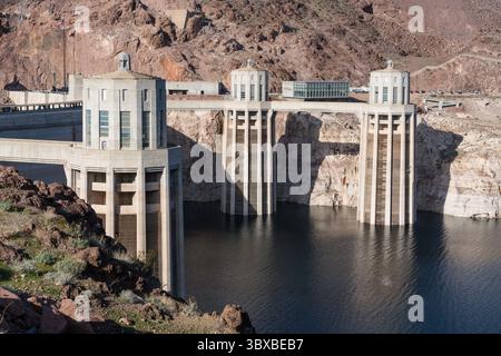 5. Januar 2020, Nevada, Vereinigte Staaten: Die Wasserentnahmetürme des Hoover Dam am Lake Mead mit dem Besucherzentrum im Hintergrund, von der Arizona-Seite aus gesehen. (Kreditbild: © Jon G. Fuller/VW Pics via ZUMA Press Wire) Stockfoto