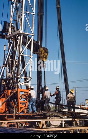 25. Februar 2021, Odessa, Texas, Vereinigte Staaten: Eine Zugeinheit zieht die Saugstangen aus einem vorhandenen Ölbohrloch, um die Erdölproduktion wiederherzustellen. (Kreditbild: © Jon G. Fuller/VW Pics via ZUMA Press Wire) Stockfoto