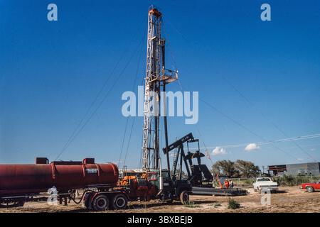 25. Februar 2021, Odessa, Texas, Vereinigte Staaten: Eine Zugeinheit zieht die Saugstangen aus einem vorhandenen Ölbohrloch, um die Erdölproduktion wiederherzustellen. (Kreditbild: © Jon G. Fuller/VW Pics via ZUMA Press Wire) Stockfoto