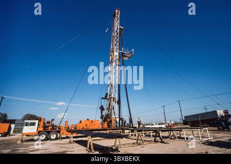 25. Februar 2021, Odessa, Texas, Vereinigte Staaten: Eine Zugeinheit zieht die Saugstangen aus einem vorhandenen Ölbohrloch, um die Erdölproduktion wiederherzustellen. (Kreditbild: © Jon G. Fuller/VW Pics via ZUMA Press Wire) Stockfoto