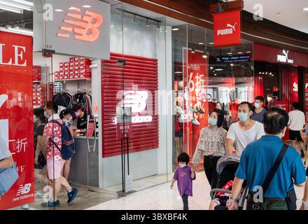 1. Oktober 2021, Hongkong, China: Shopper gehen vorbei an der amerikanischen Schuhmarke New Balance (NB) und der deutschen multinationalen Sportschuhmarke Puma Stores und Logo in Hongkong. (Kreditbild: © Budrul Chukrut/SOPA Images via ZUMA Press Wire) Stockfoto