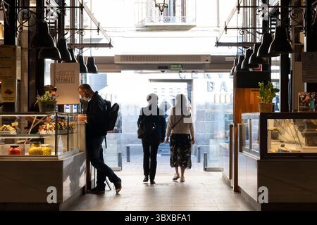 6. Oktober 2021, Madrid, Community of Madrid, USA: Kunden kaufen am Mittwoch, 6. Oktober 2021 im Mercado de San Miguel in MadridÂ im historischen Barrio Los Austrias ein. In dieser Woche berichtete das Gesundheitsministerium, dass die COVID-19-Übertragungsrate von Spainâ˜zum ersten Mal seit über einem Jahr auf den â€ riskâ niedrigen€™-Schwellenwert gefallen ist. (Foto: © Paul Christian Gordon/ZUMA Press Wire) Stockfoto