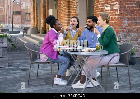 Freunde Teilen Sushi Im Freien Stockfoto