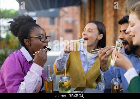Freunde Teilen Sushi Im Freien Stockfoto