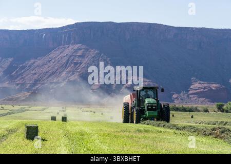 6. Juli 2021, Moab, Utah, USA: Pressen von Heu mit einem John Deere 7930 Traktor und einer GPT Twin Pak Ballenpresse auf einer Ranch im Süden Utahs. (Kreditbild: © Jon G. Fuller/VW Pics via ZUMA Press Wire) Stockfoto
