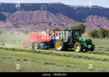 6. Juli 2021, Moab, Utah, USA: Pressen von Heu mit einem John Deere 7930 Traktor und einer GPT Twin Pak Ballenpresse auf einer Ranch im Süden Utahs. (Kreditbild: © Jon G. Fuller/VW Pics via ZUMA Press Wire) Stockfoto