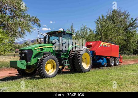 6. Juli 2021, Moab, Utah, USA: Pressen von Heu mit einem John Deere 7930 Traktor und einer GPT Twin Pak Ballenpresse auf einer Ranch im Süden Utahs. (Kreditbild: © Jon G. Fuller/VW Pics via ZUMA Press Wire) Stockfoto
