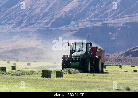 6. Juli 2021, Moab, Utah, USA: Pressen von Heu mit einem John Deere 7930 Traktor und einer GPT Twin Pak Ballenpresse auf einer Ranch im Süden Utahs. (Kreditbild: © Jon G. Fuller/VW Pics via ZUMA Press Wire) Stockfoto