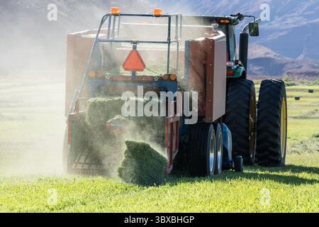 6. Juli 2021, Moab, Utah, USA: Pressen von Heu mit einem John Deere 7930 Traktor und einer GPT Twin Pak Ballenpresse auf einer Ranch im Süden Utahs. (Kreditbild: © Jon G. Fuller/VW Pics via ZUMA Press Wire) Stockfoto